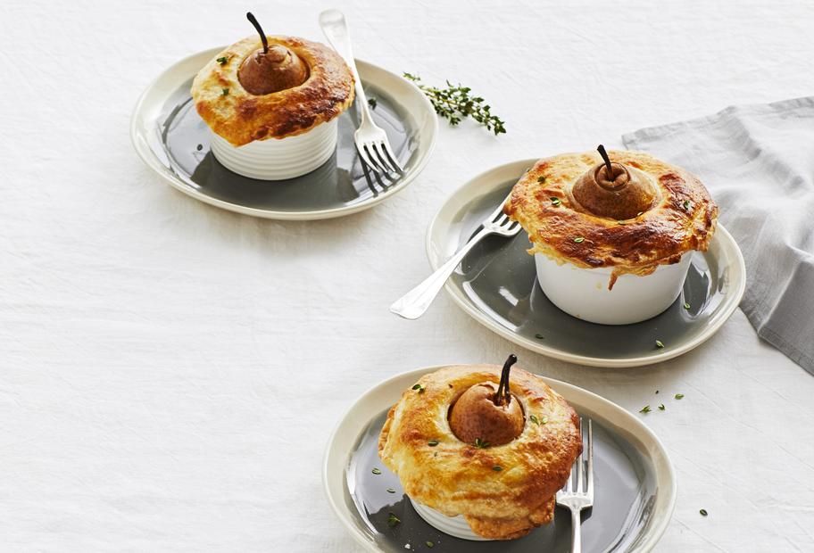 Winterliche Birnen-Hack-Pies mit Speck