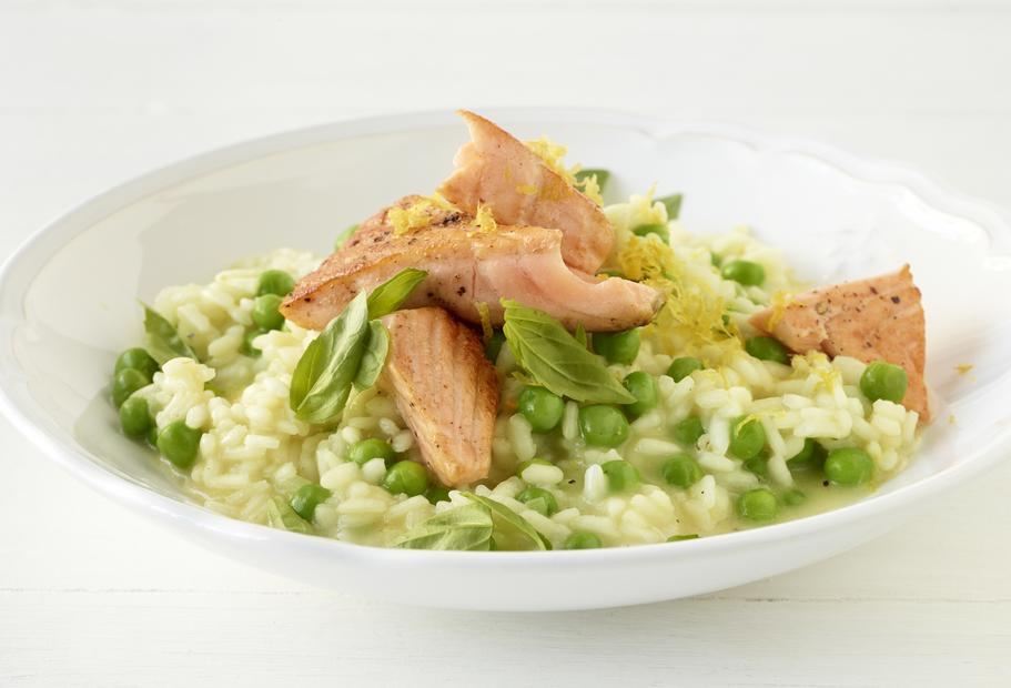 Schnelles Erbsen-Risotto mit Lachs