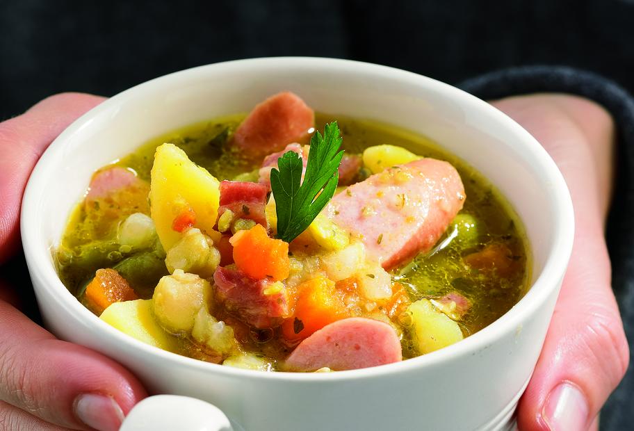 Deftige Erbsensuppe mit Wiener Würstchen