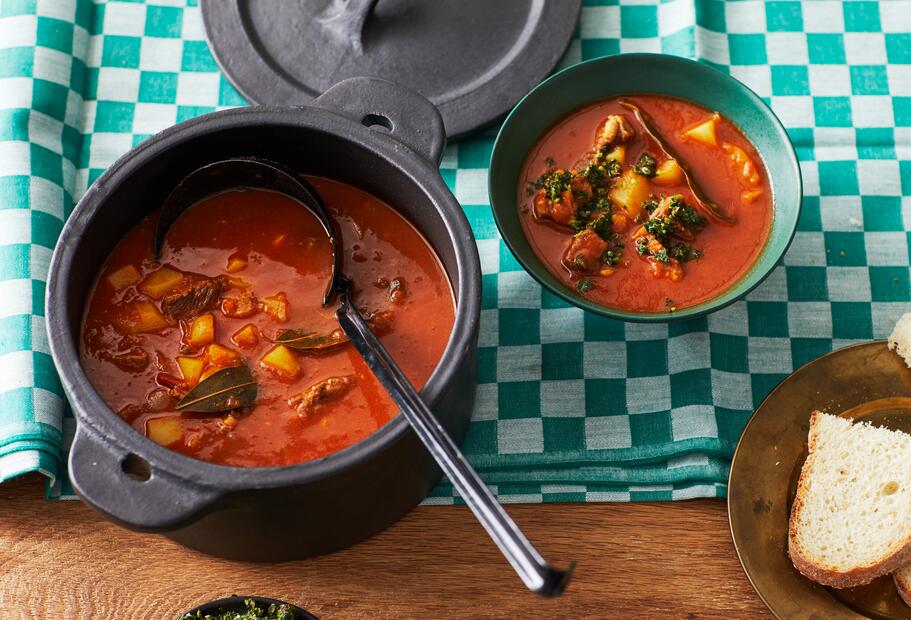 Würzige Gulaschsuppe mit Rinder- und Schweinegulasch