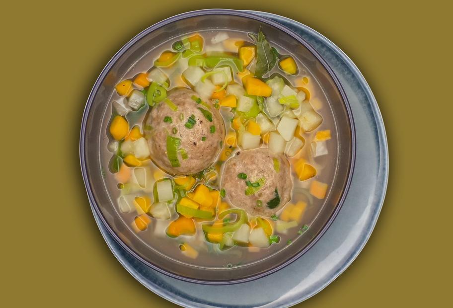 Hackbällchen-Suppe