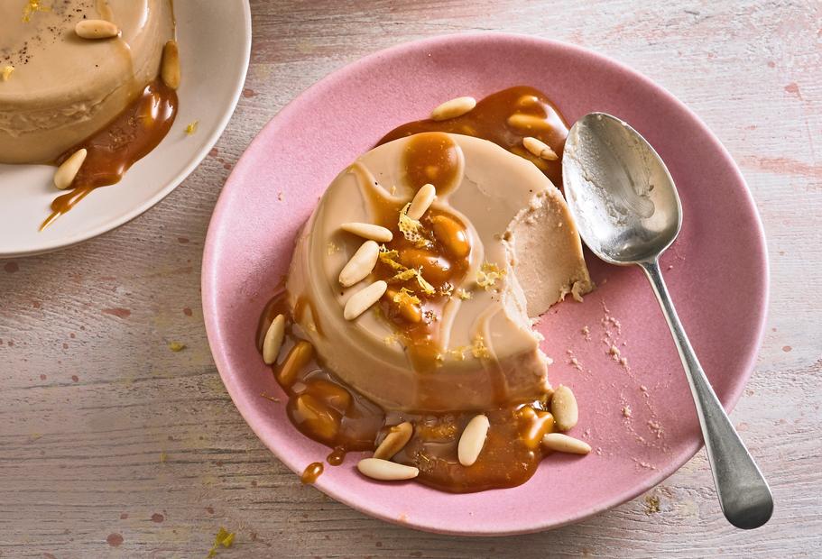 Kaffee-Panna-Cotta mit Pinienkern-Karamellsoße