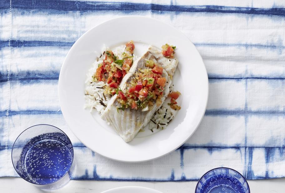 Kreolischer Fisch mit Reis und Paprika-Salsa