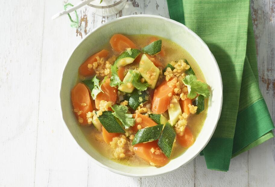 Möhreneintopf mit Zucchini und Linsen