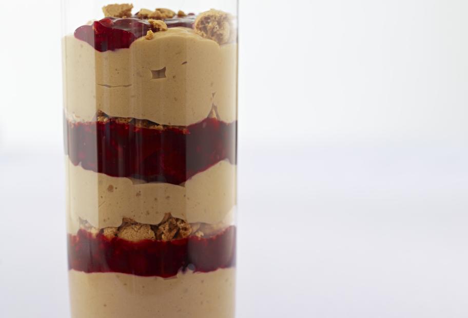 Marshmallow-Mocca-Mousse mit Roter Grütze