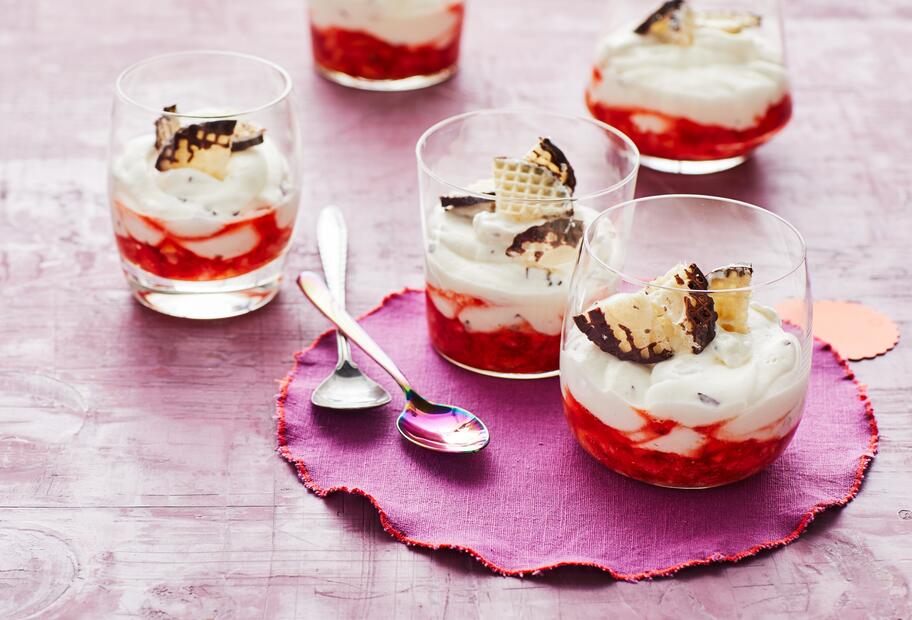 Schnelle Schokokuss-Creme mit Erdbeeren