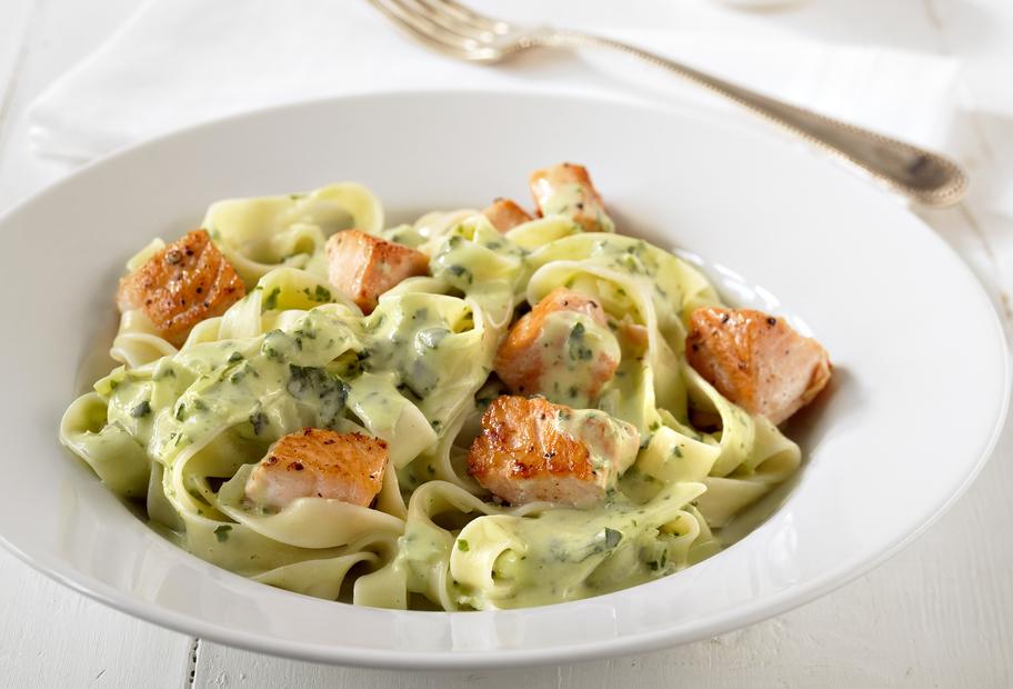 Einfache Tagliatelle mit Lachs