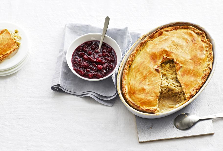 Winterwurzel-Pie mit Cranberry-Sauce