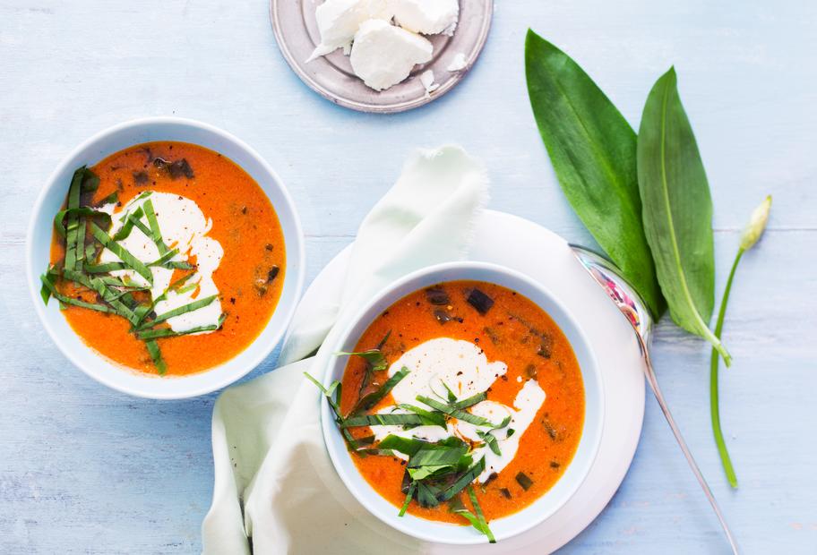 Bärlauch-Tomatensuppe mit Ziegenfrischkäse