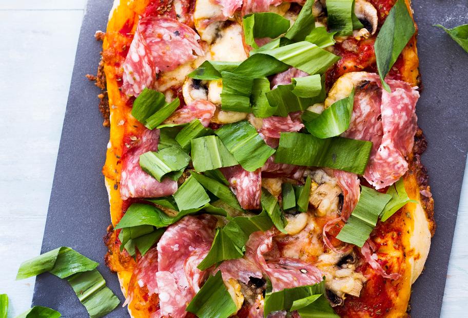Bärlauchpizza mit Champions und Salami