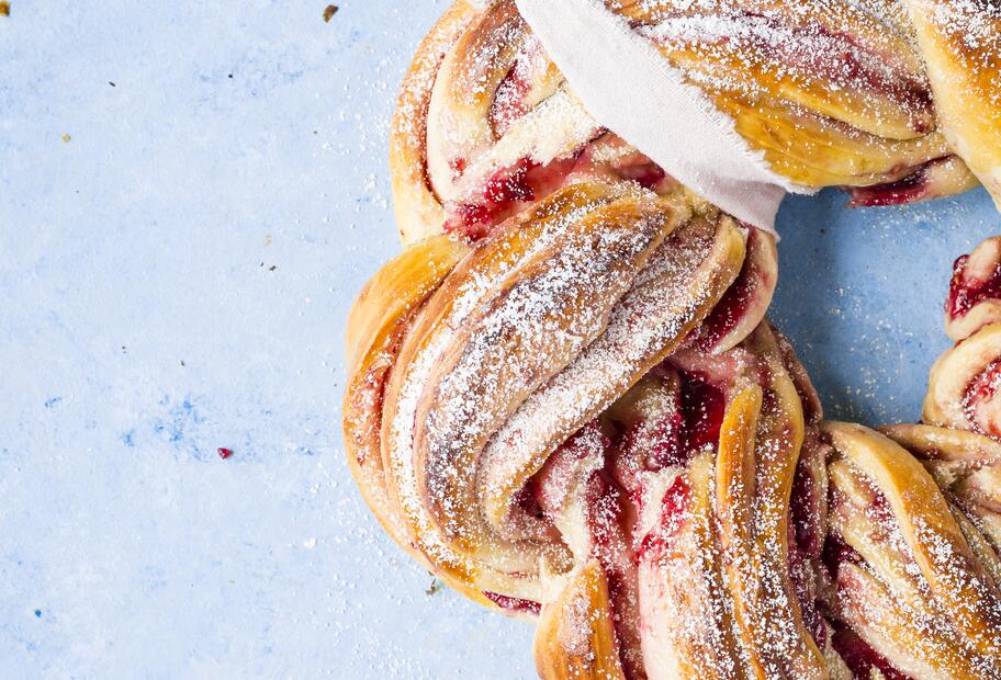 Briochekranz mit Himbeeren