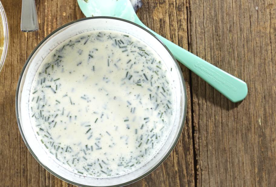 Feines Buttermilch-Dressing mit Schnittlauch