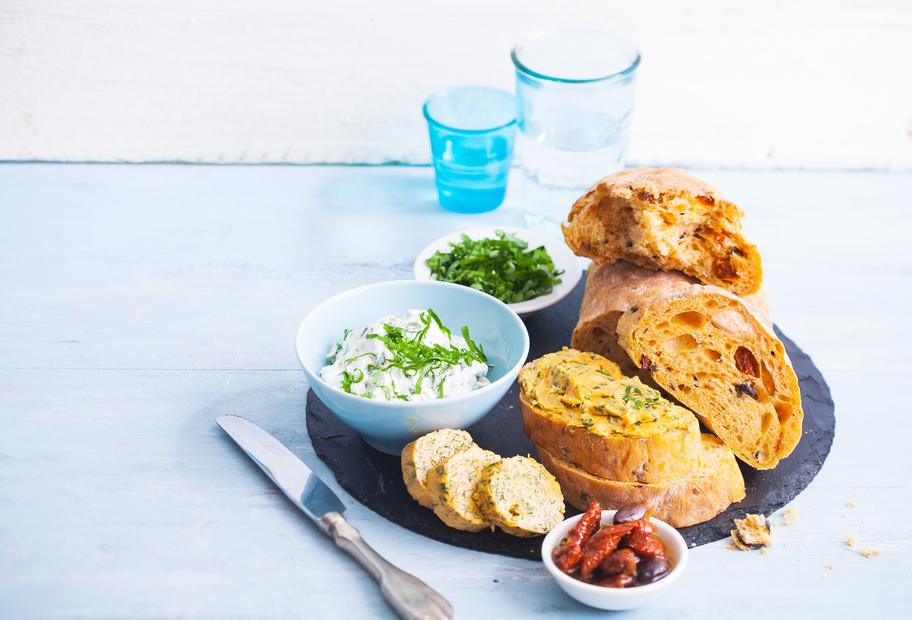 Ciabatta mit Bärlauch-Ricotta-Creme und Bärlauchbutter