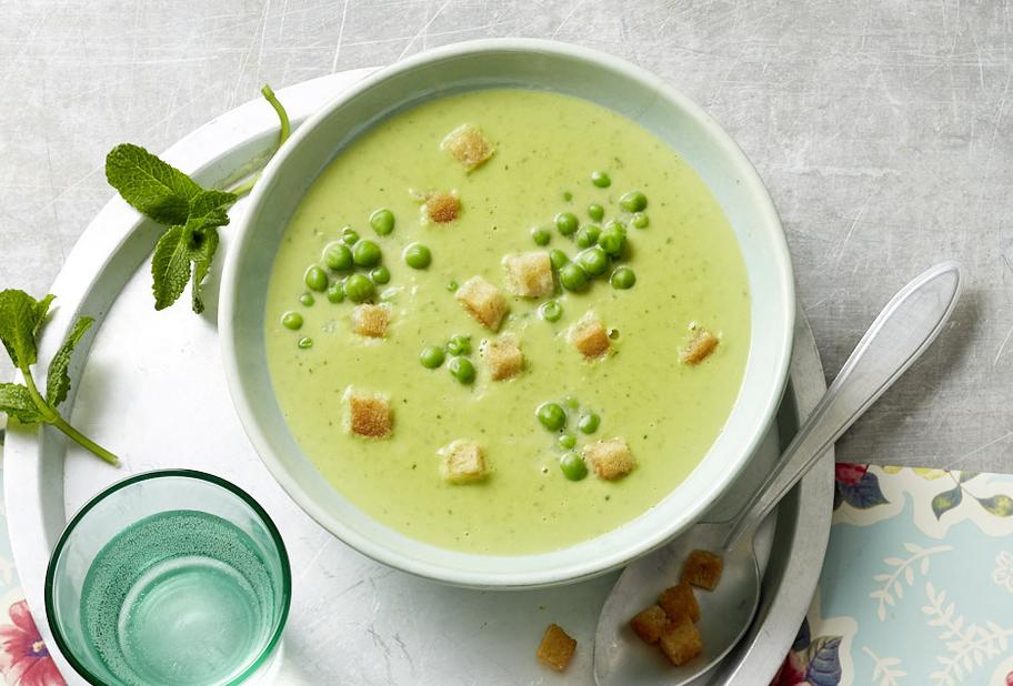 Sahnige Erbsen-Minz-Suppe mit Croûtons