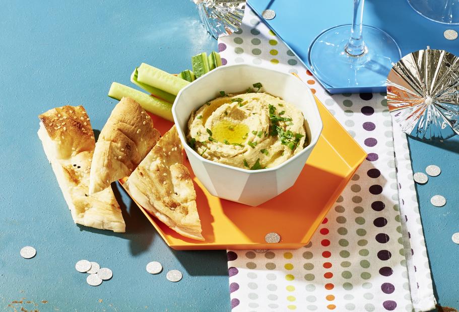 Klassisches Hummus mit Gurke und Fladenbrot