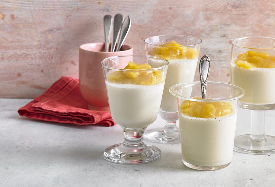Sahnige Kardamom-Panna-Cotta mit Ananas