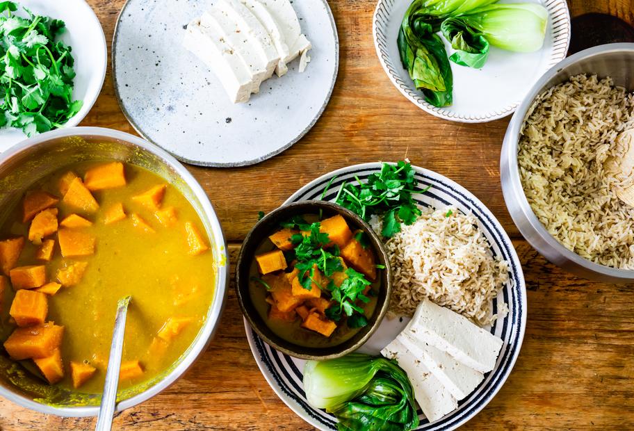 Kürbis-Süßkartoffel-Curry mit Tofu, Reis und Pak Choi
