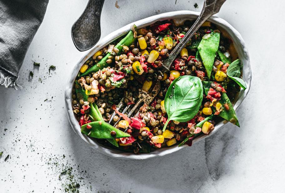 Linsensalat mit Paprika, Zuckerschoten und Mais