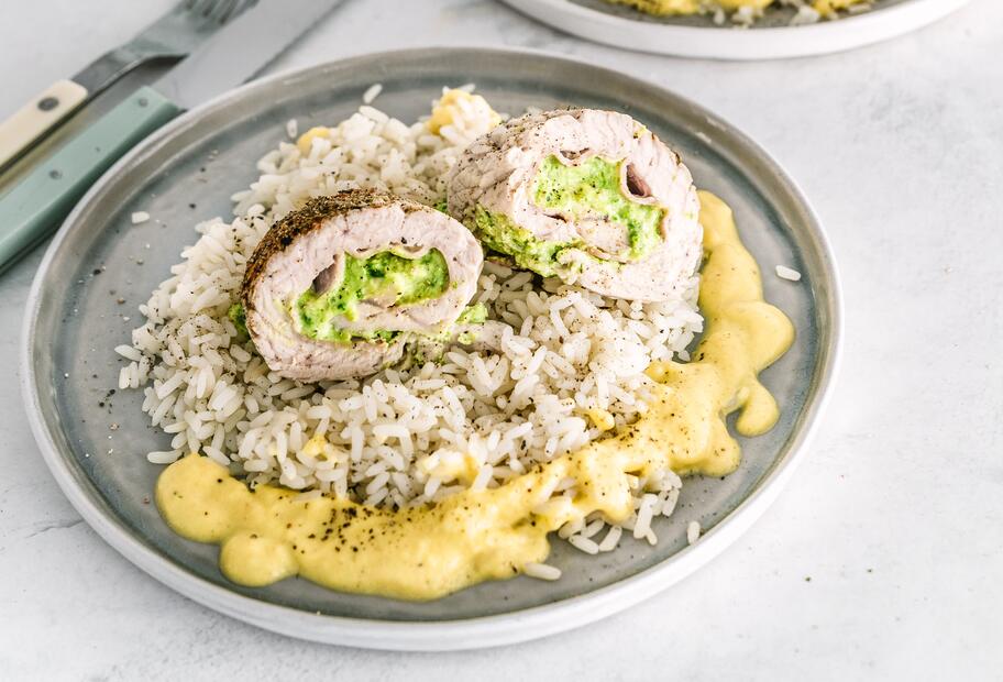 Putenröllchen mit Käse-Bärlauch-Füllung auf feinem Gemüseschaum