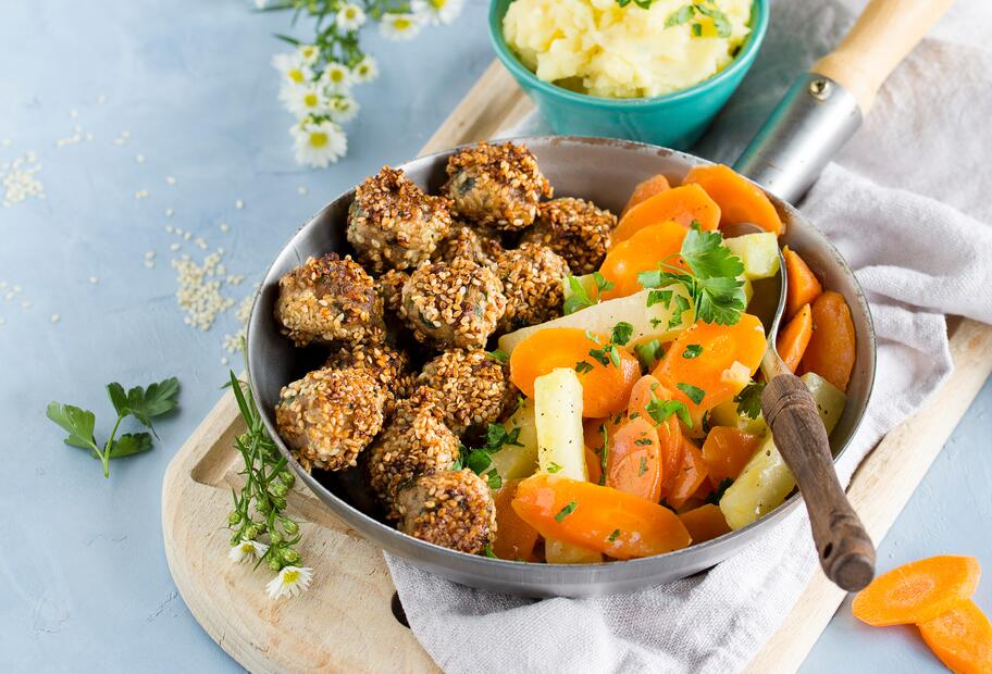 Sesam-Hackbällchen mit Karotten-Kohlrabi-Gemüse