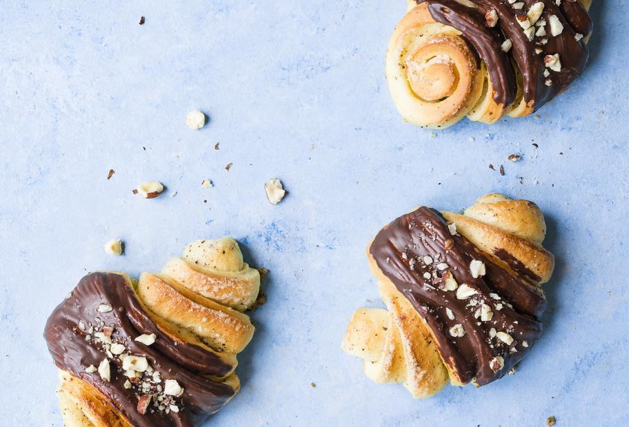 Vanille-Franzbrötchen mit Schokoladenglasur