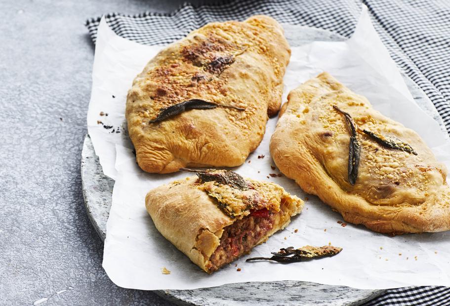 Calzone mit Salsicce und Büffelmozzarella