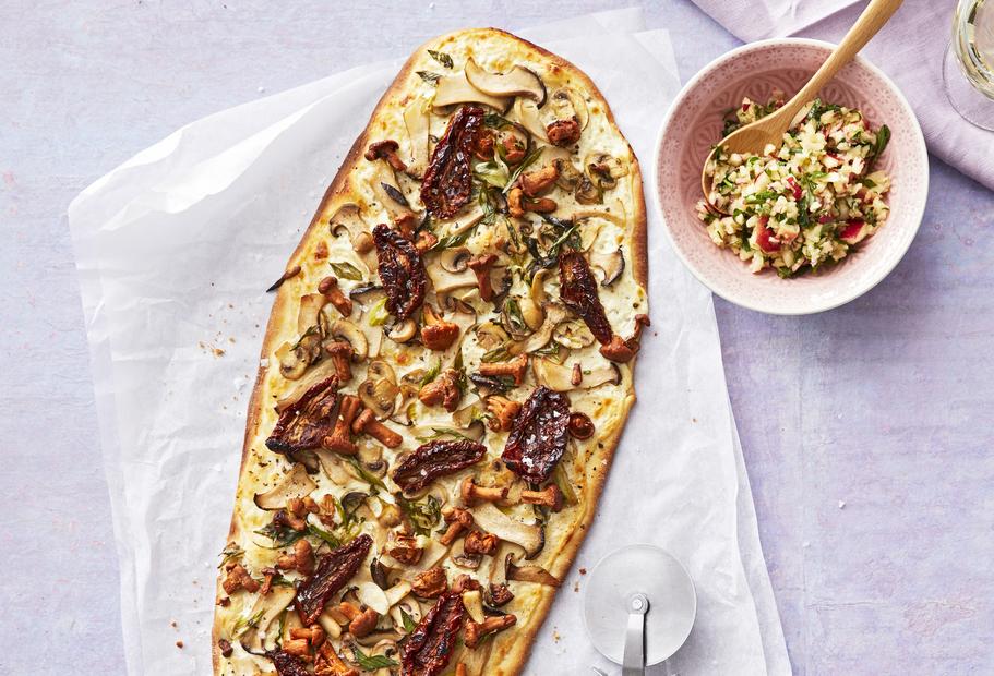 Flammkuchen mit Pilzen und Apfelhäckerle