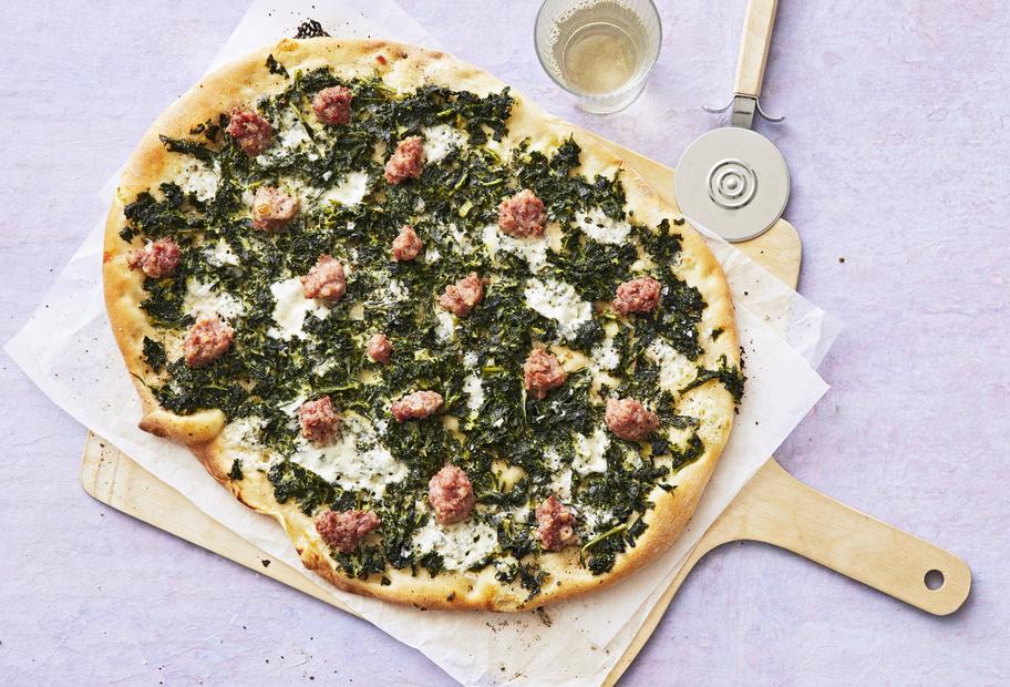 Knuspriger Flammkuchen mit Grünkohl Salsicce-Klößen