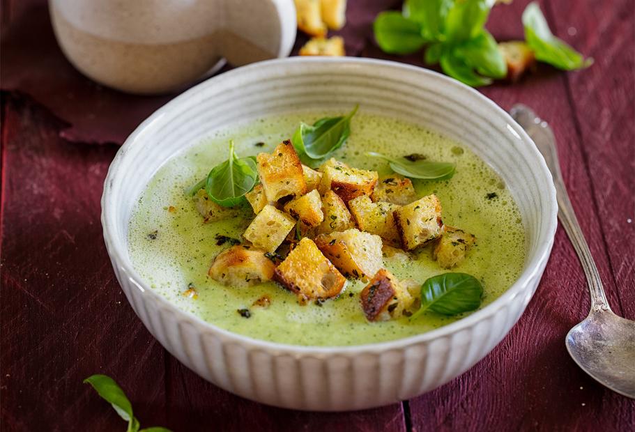 Kalte Zucchini-Joghurt-Suppe mit Basilikum-Croûtons