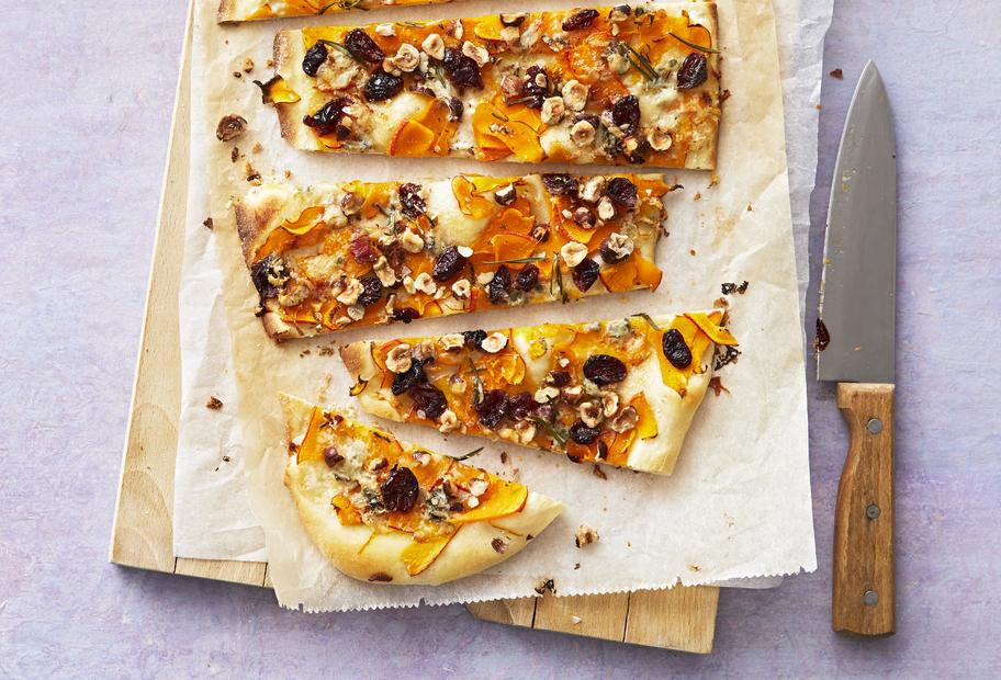 Knuspriger Kürbis-Gorgonzola-Flammkuchen