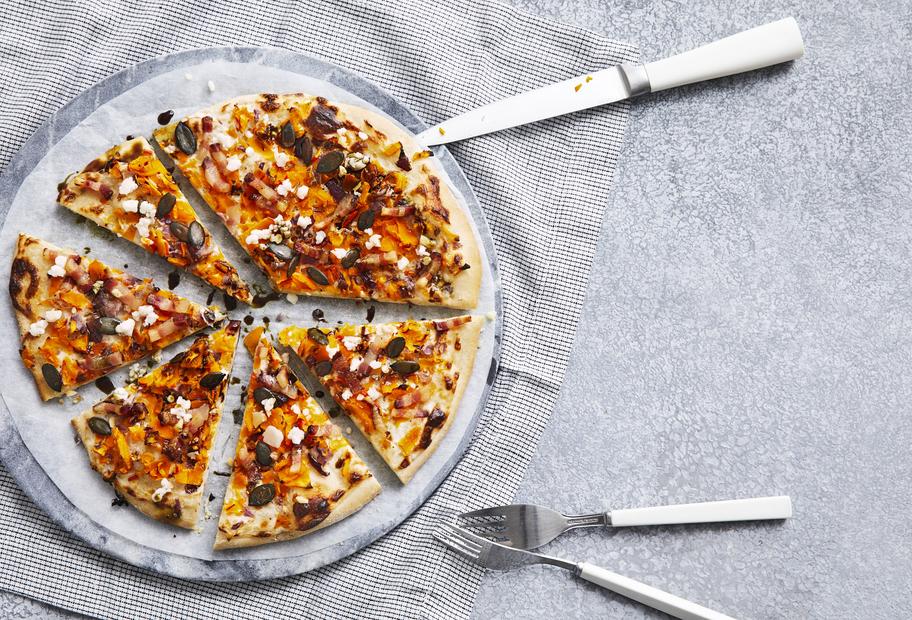 Knusprige Pizza mit Kürbis und Speck