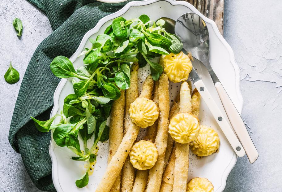 Panierter Spargel mit Salat und Herzoginkartoffeln
