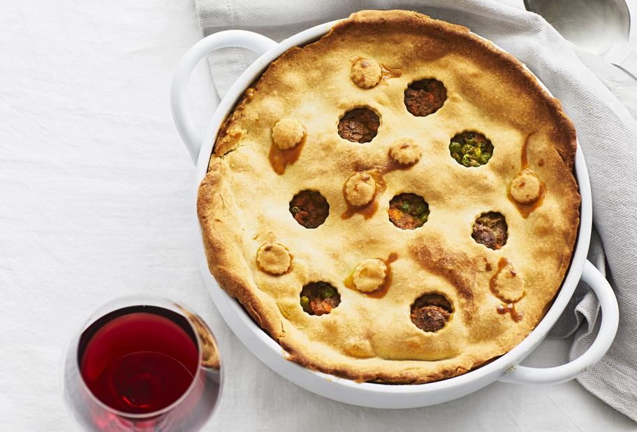 Rindfleisch-Pie mit Gulasch und Erbsen