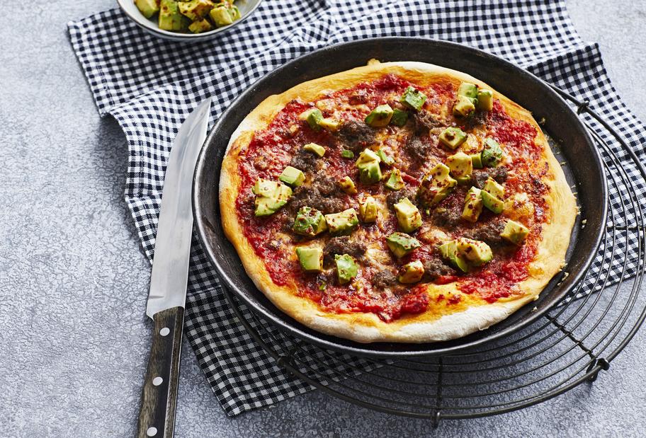 Scharfe Pizza mit Avocado