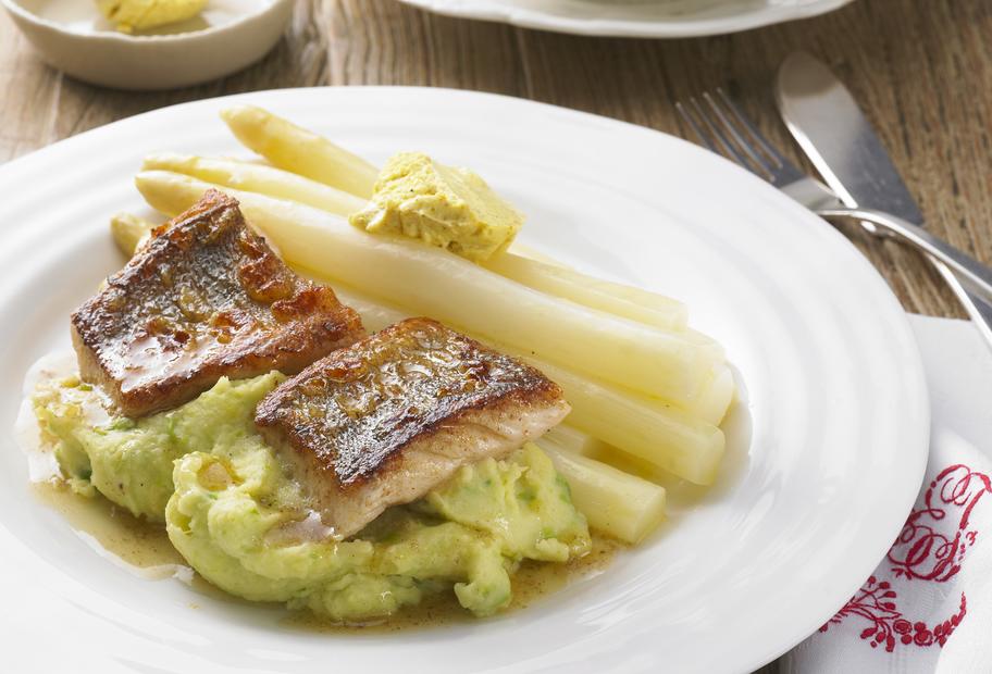 Spargel mit Currybutter und Zander