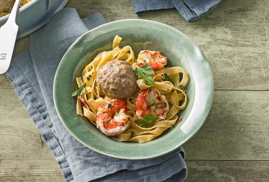 Tagliatelle aglio e olio mit Hackbällchen und Garnelen