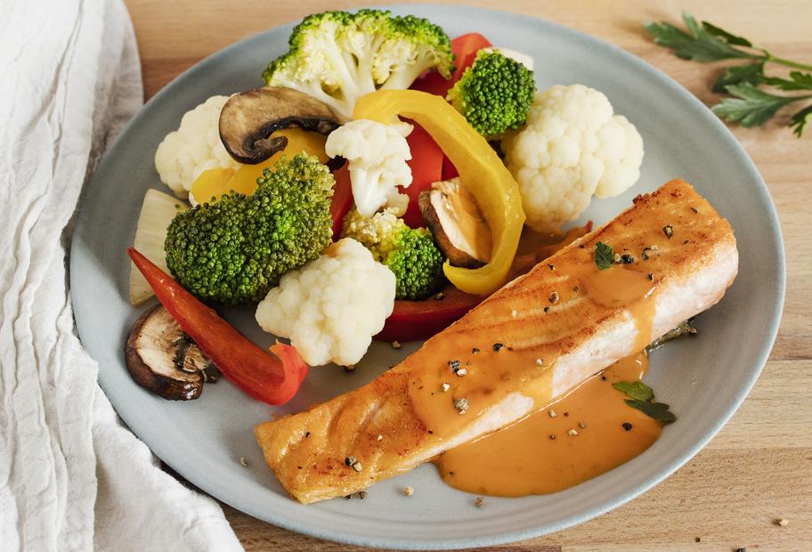 Lachs mit gedämpftem Gemüse