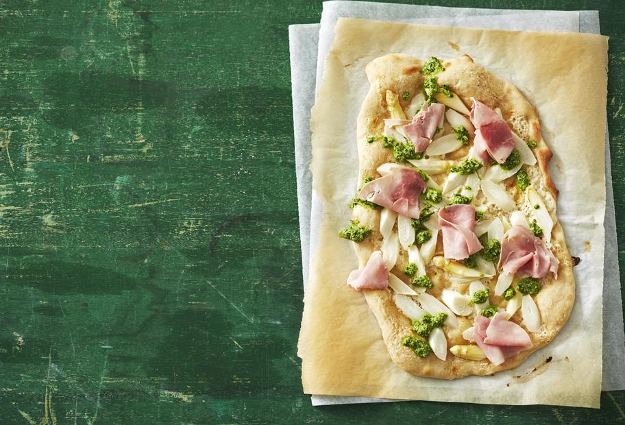 Spargel-Flammkuchen mit Kräutersauce und Schinken