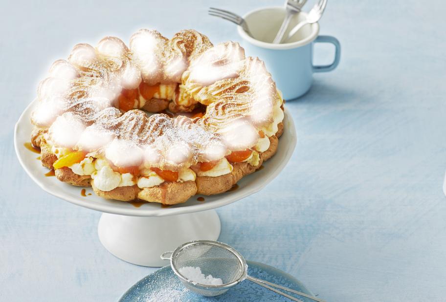 Vanillering aus Brandteig mit Cremefüllung und Mandarinen