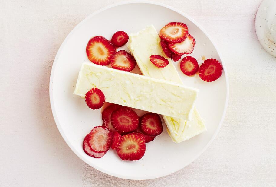 Zitronen-Parfait mit Erdbeeren
