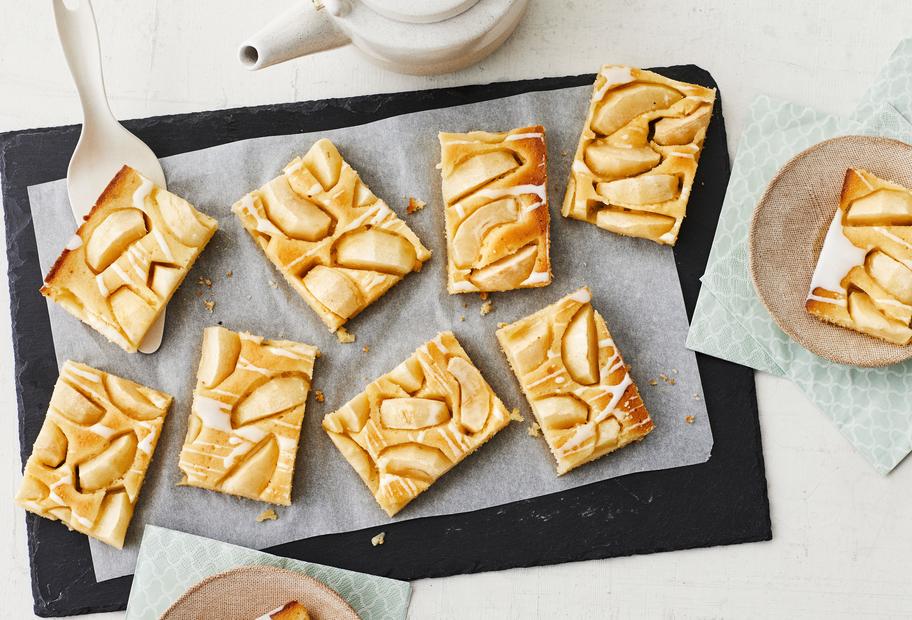 Apfel-Grieß-Kuchen mit Sahnejoghurt