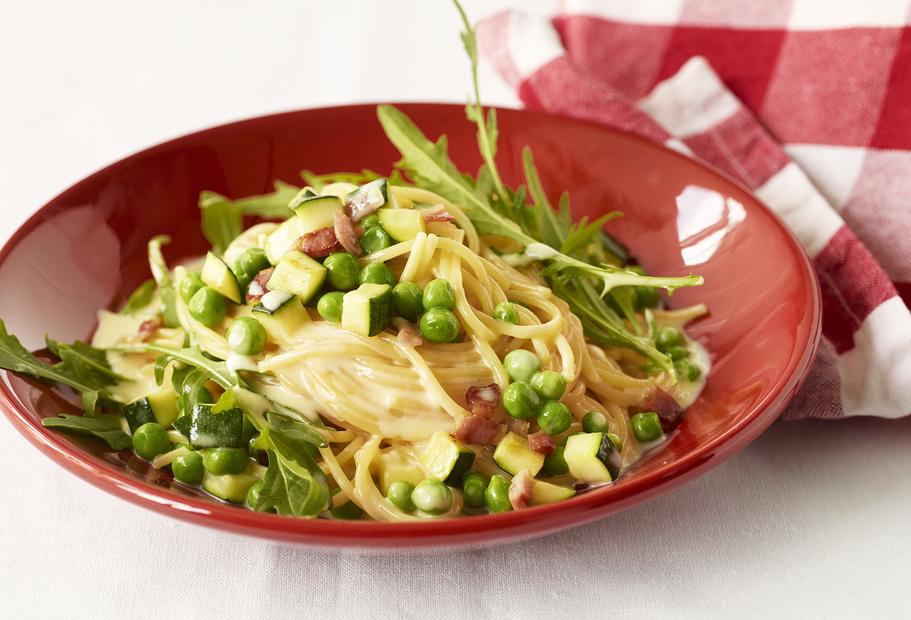 Gemüse-Carbonara mit Erbsen und Speck