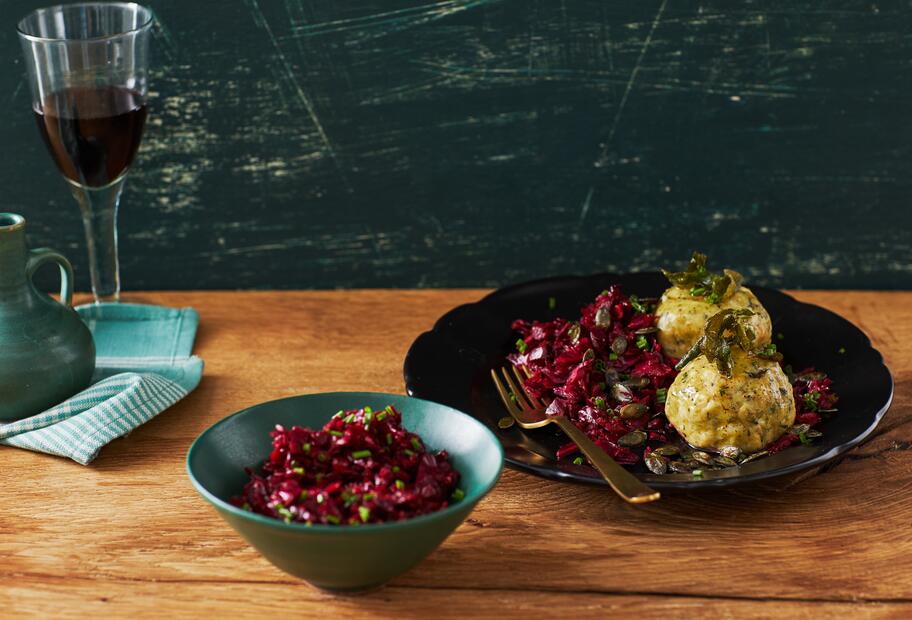 Käseknödel mit Rotkohl-Rote-Bete-Salat