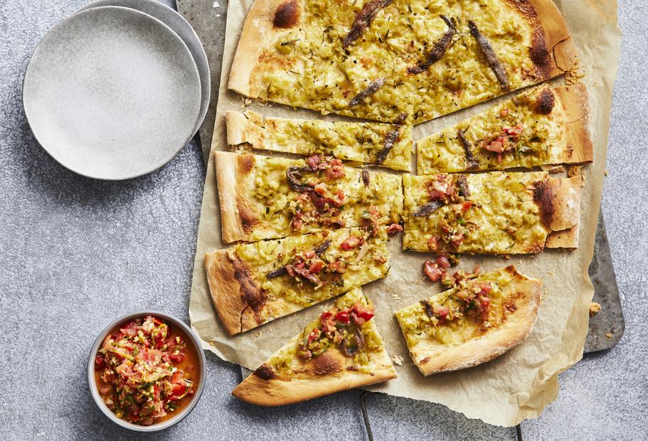 Knusprige Pizza mit Kartoffeln und Tomatensalsa