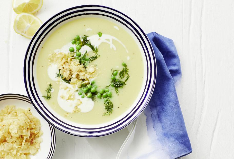 Kartoffelsuppe mit Erbsen und Chips