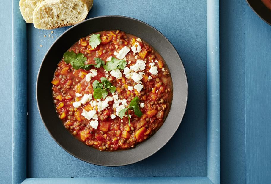 Vegetarisches Kürbis-Linsen-Chili mit Feta