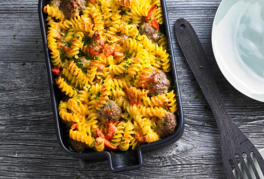 Nudel-Kürbis-Auflauf mit Hackbällchen