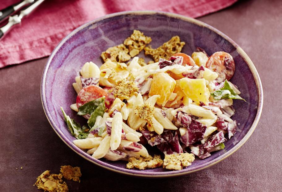 Nudelsalat mit Radicchio und Parmesan-Knusper