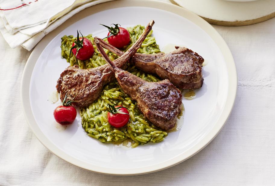 Lammkoteletts mit Pesto auf Pasta-Risotto