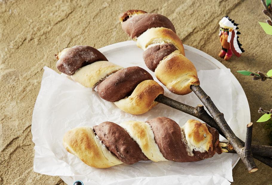 Süßes Stockbrot schwarz-weiß